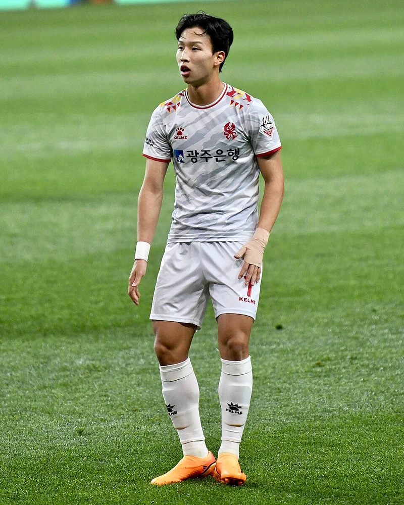 엄지성 선수 사진